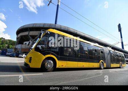 220522 -- SARAJEVO, 22 maggio 2022 -- Un nuovo filobus corre sulla strada a Sarajevo, Bosnia ed Erzegovina BiH, 21 maggio 2022. Nuovi filobus sono stati aggiunti alla flotta di veicoli del fornitore di trasporti pubblici di Sarajevo, la capitale della Bosnia-Erzegovina. Il governo del cantone di Sarajevo ha detto domenica che fino al 6 giugno, i pendolari godranno di corse gratuite sui nuovi autobus elettrici. I nuovi filobus sono dotati di un sistema di biglietteria e di conteggio passeggeri all'avanguardia e offrono un facile accesso alle persone in sedia a rotelle. Potranno anche viaggiare all'esterno Foto Stock