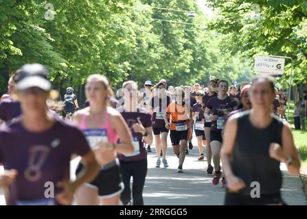 220522 -- VIENNA, 22 maggio 2022 -- le Runners partecipano all'evento austriaco Women S Run a Vienna, in Austria, 22 maggio 2022. SPAUSTRIA-VIENNA-WOMEN S RUN GuoxChen PUBLICATIONxNOTxINxCHN Foto Stock