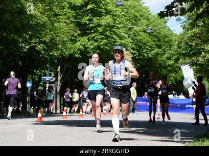 220522 -- VIENNA, 22 maggio 2022 -- le Runners partecipano all'evento austriaco Women S Run a Vienna, in Austria, 22 maggio 2022. SPAUSTRIA-VIENNA-WOMEN S RUN GuoxChen PUBLICATIONxNOTxINxCHN Foto Stock