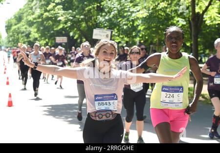 220522 -- VIENNA, 22 maggio 2022 -- le Runners partecipano all'evento austriaco Women S Run a Vienna, in Austria, 22 maggio 2022. SPAUSTRIA-VIENNA-WOMEN S RUN GuoxChen PUBLICATIONxNOTxINxCHN Foto Stock