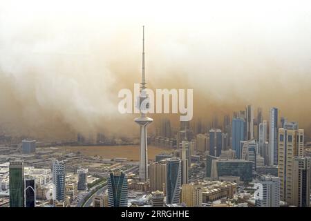 Bilder des Jahres 2022, News 05 mai News Themen der Woche KW21 News Bilder des Tages 220523 -- KUWAIT CITY, 23 maggio 2022 -- la foto scattata il 23 maggio 2022 mostra edifici avvolti da una forte tempesta di polvere a Kuwait City, Kuwait. KUWAIT-KUWAIT CITTÀ-TEMPESTA DI POLVERE NiexYunpeng PUBLICATIONxNOTxINxCHN Foto Stock