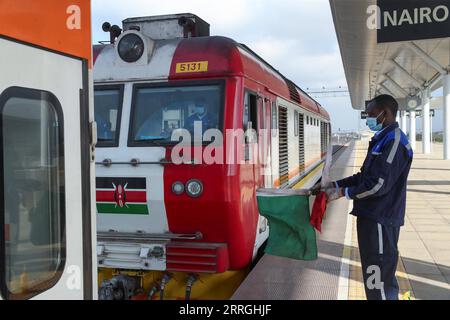 220523 -- NAIROBI, 23 maggio 2022 -- Brian Kemboi guida mentre John Pio guida un treno a Nairobi, Kenya, 25 marzo 2022. DA SEGUIRE: Giovani kenioti addestrati in Cina che guidano in modo indipendente il moderno servizio ferroviario KENYA-NAIROBI-LOCOMOTIVE AUTISTI LongxLei PUBLICATIONxNOTxINxCHN Foto Stock