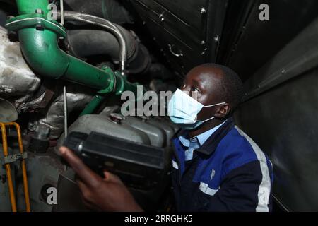 220523 -- NAIROBI, 23 maggio 2022 -- Brian Kemboi controlla il motore mentre il treno è in funzione a Nairobi, Kenya, 25 marzo 2022. DA SEGUIRE: Giovani kenioti addestrati in Cina che guidano in modo indipendente il moderno servizio ferroviario KENYA-NAIROBI-LOCOMOTIVE AUTISTI LongxLei PUBLICATIONxNOTxINxCHN Foto Stock