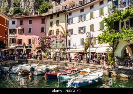 Vista sulla frazione di Limone. 13 agosto 2023 Limone sul Garda, Brescia, Ital Foto Stock
