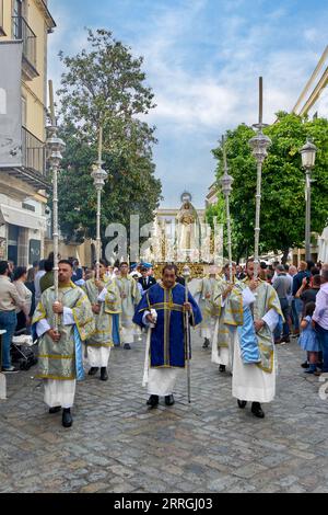 Jerez de la Frontera, Spagna - 8 settembre 2023: Processione con la Vergine per le strade di Jerez de la Frontera durante la settimana Santa. Foto Stock