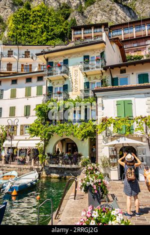 Vista sulla frazione di Limone. 13 agosto 2023 Limone sul Garda, Brescia, Ital Foto Stock