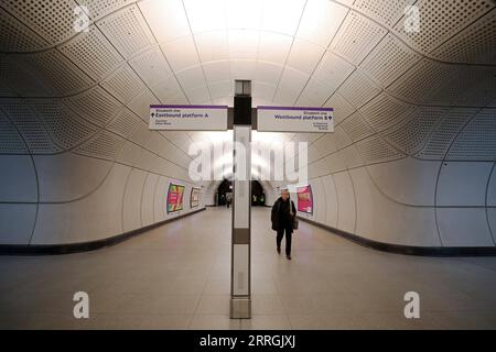 220524 -- LONDRA, 24 maggio 2022 -- Un uomo cammina alla stazione Farringdon della Elizabeth Line a Londra, in Gran Bretagna, il 24 maggio 2022. Come nuova linea ferroviaria, Elizabeth Line ha aperto al pubblico martedì. BRITAIN-LONDON-ELIZABETH LINE LixYing PUBLICATIONxNOTxINxCHN Foto Stock