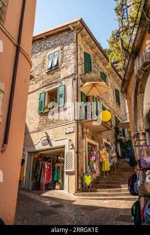 Vista sulla frazione di Limone. 13 agosto 2023 Limone sul Garda, Brescia, Ital Foto Stock