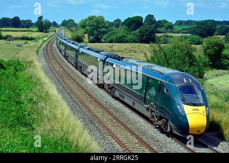 Great Western Railway Intercity Express Train Class 802 è visibile a Great Cheverell Wiltshire con un treno da Penzance a Londra Paddington. Foto Stock