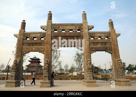 220525 -- CANGZHOU, 25 maggio 2022 -- i cittadini si godono il paesaggio lungo il Canal grande nella città di Cangzhou, nella provincia di Hebei nella Cina settentrionale, 24 maggio 2022. CHINA-HEBEI-CANGZHOU-GRAND CANAL-SCENIC CN LUOXXUEFENG PUBLICATIONXNOTXINXCHN Foto Stock