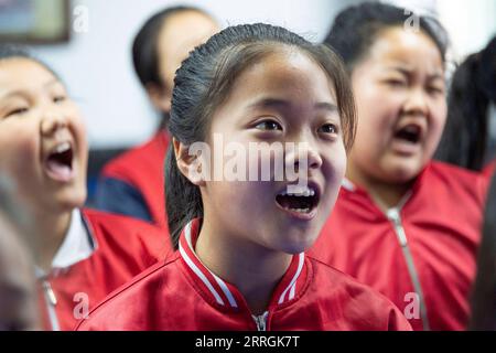 220525 -- HARBIN, 25 maggio 2022 -- bambini nella classe di musica coro di pratica presso la Renmin Town Central Primary School di Anda City, provincia di Heilongjiang nel nord-est della Cina, 24 maggio 2022. La classe di musica della scuola primaria è stata fondata nell'aprile 2019. Gli insegnanti della classe adattano i testi delle canzoni popolari per essere adatti ai bambini a cantare, e poi insegnano loro le canzoni durante la pausa pranzo o l'attività del club. I video del coro per bambini sono stati pubblicati su piattaforme video brevi, che sono stati graditi da molti netizen e hanno guadagnato oltre 1 milione di fan. Con la crescente popolarità, la musica c Foto Stock