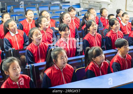 220525 -- HARBIN, 25 maggio 2022 -- bambini nella classe di musica coro di pratica presso la Renmin Town Central Primary School di Anda City, provincia di Heilongjiang nel nord-est della Cina, 24 maggio 2022. La classe di musica della scuola primaria è stata fondata nell'aprile 2019. Gli insegnanti della classe adattano i testi delle canzoni popolari per essere adatti ai bambini a cantare, e poi insegnano loro le canzoni durante la pausa pranzo o l'attività del club. I video del coro per bambini sono stati pubblicati su piattaforme video brevi, che sono stati graditi da molti netizen e hanno guadagnato oltre 1 milione di fan. Con la crescente popolarità, la musica c Foto Stock