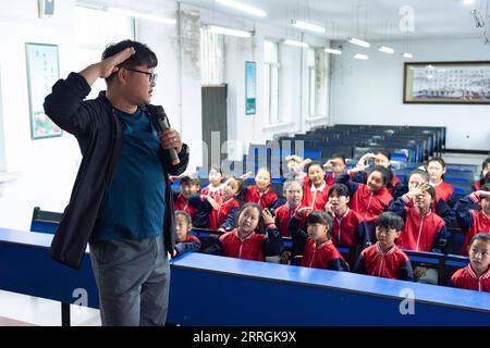 220525 -- HARBIN, 25 maggio 2022 -- l'insegnante Zhang Yu insegna ai bambini nella classe di musica presso la Renmin Town Central Primary School di Anda City, nella provincia di Heilongjiang nel nord-est della Cina, 24 maggio 2022. La classe di musica della scuola primaria è stata fondata nell'aprile 2019. Gli insegnanti della classe adattano i testi delle canzoni popolari per essere adatti ai bambini a cantare, e poi insegnano loro le canzoni durante la pausa pranzo o l'attività del club. I video del coro per bambini sono stati pubblicati su piattaforme video brevi, che sono stati graditi da molti netizen e hanno guadagnato oltre 1 milione di fan. Con la crescente popolarità, Th Foto Stock