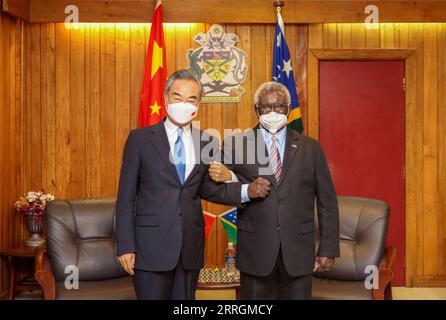 220526 -- HONIARA, 26 maggio 2022 -- il primo ministro delle Isole Salomone Manasseh Sogavare R incontra il consigliere di Stato cinese in visita e ministro degli Esteri Wang Yi a Honiara, Isole Salomone, 26 maggio 2022. ISOLE SALOMONE-HONIARA-CINA-WANG YI-MEETING GUOXLEI PUBLICATIONXNOTXINXCHN Foto Stock