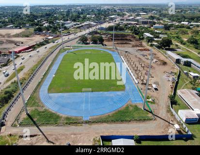 220526 -- HONIARA, 26 maggio 2022 -- foto aerea scattata il 4 maggio 2022 mostra la pista di atletica e il campo da calcio sotto un progetto Stadium per i Giochi del Pacifico del 2023 a Honiara, capitale delle Isole Salomone. La pista atletica e il campo da calcio nell'ambito di un progetto Stadium per i Giochi del Pacifico del 2023, costruiti con l'aiuto cinese, sono stati completati e formalmente consegnati alle Isole Salomone. Alla cerimonia di consegna tenutasi il 22 aprile, il primo ministro delle Isole Salomone Manasseh Sogavare ha espresso la sua gratitudine per il sostegno fornito dal governo e dal popolo cinese, e ha parlato a gran voce Foto Stock