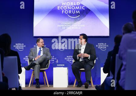 220526 -- DAVOS, 26 maggio 2022 -- il presidente e CEO di Qualcomm Cristiano Amon L e l'amministratore delegato di Sanofi Paul Hudson partecipano a una sessione durante il World Economic Forum WEF 2022 Annual Meeting a Davos, in Svizzera, il 25 maggio 2022. La riunione annuale del WEF 2022 si terrà qui dal 22 al 26 maggio. SVIZZERA-DAVOS-WORLD ECONOMIC FORUM ZhengxHuansong PUBLICATIONxNOTxINxCHN Foto Stock
