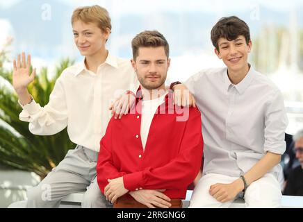 220527 -- CANNES, 27 maggio 2022 -- il regista belga Lukas Dhont C, l'attore belga Eden Dambrine L e l'attore belga Gustav De Waele posa durante una photocall per il film Close presentato al Concorso ufficiale alla 75a edizione del Festival di Cannes, nel sud della Francia, il 27 maggio 2022. FRANCE-CANNES-PHOTOCALL-CLOSE GaoxJing PUBLICATIONxNOTxINxCHN Foto Stock