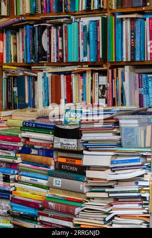 Pile di libri all'interno della Camillas Bookshop al 57 Grove Rd, Little Chelsea, Eastbourne, East Sussex, Regno Unito a settembre Secondhand & Antiquarian Bookshop interior Foto Stock