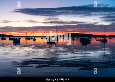 Un giorno perfetto: Alba sul Brisbane Water a Koolewong sulla Central Coast, NSW, Australia. Foto Stock