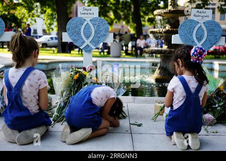 Bilder des Jahres 2022, News 05 mai 220527 -- UVALDE, 27 maggio 2022 -- la gente piange per le vittime di una sparatoria di massa scolastica a Uvalde, Texas, Stati Uniti, 26 maggio 2022. Almeno 19 bambini e due adulti sono stati uccisi in una sparatoria alla Robb Elementary School nella città di Uvalde, Texas, martedì. U.S.-TEXAS-UVALDE-MASS SHOOTING-LUTTO WUXXIAOLING PUBLICATIONXNOTXINXCHN Foto Stock