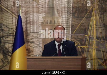 220527 -- ISTANBUL, 27 maggio 2022 -- il ministro degli Esteri rumeno Bogdan Aurescu parla a una conferenza stampa congiunta con il ministro degli Esteri turco Mevlut Cavusoglu non visto nella foto e il ministro degli Esteri polacco Zbigniew Rau non visto nella foto a Istanbul, in Turchia, il 27 maggio 2022. All'inizio della giornata, i tre ministri degli Esteri hanno tenuto una riunione tripartita per rafforzare i loro meccanismi di cooperazione e consultazione. La Turchia si aspetta che Svezia e Finlandia intraprendano passi concreti e smettano di sostenere le organizzazioni terroristiche in cambio della revoca delle obiezioni di Ankara nei confronti dei due paesi membri della NATO Foto Stock