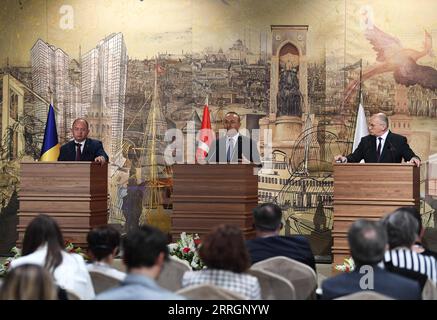 220527 -- ISTANBUL, 27 maggio 2022 -- il ministro degli Esteri turco Mevlut Cavusoglu C, il ministro degli Esteri rumeno Bogdan Aurescu L e il ministro degli Esteri polacco Zbigniew Rau partecipano a una conferenza stampa congiunta a Istanbul, in Turchia, il 27 maggio 2022. All'inizio della giornata, i tre ministri degli Esteri hanno tenuto una riunione tripartita per rafforzare i loro meccanismi di cooperazione e consultazione. La Turchia si aspetta che Svezia e Finlandia intraprendano passi concreti e smettano di sostenere le organizzazioni terroristiche in cambio della revoca delle obiezioni di Ankara nei confronti dei due paesi membri della NATO, ha affermato il ministro degli Esteri turco Mevlut Cavusoglu Foto Stock