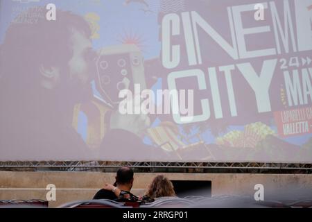 220527 -- LA VALLETTA, 27 maggio 2022 -- la gente aspetta di guardare un film durante l'evento Cinema City a la Valletta, Malta, il 27 maggio 2022. L'evento Cinema City con proiezioni di film all'aperto si svolge qui dal 24 al 28 maggio. Foto di /Xinhua MALTA-VALLETTA-CINEMA CITTÀ-OUTDOOR PROIEZIONE JonathanxBorg PUBLICATIONxNOTxINxCHN Foto Stock