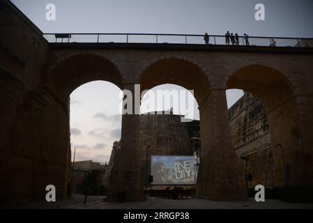 220527 -- LA VALLETTA, 27 maggio 2022 -- la gente aspetta di guardare un film durante l'evento Cinema City a la Valletta, Malta, il 27 maggio 2022. L'evento Cinema City con proiezioni di film all'aperto si svolge qui dal 24 al 28 maggio. Foto di /Xinhua MALTA-VALLETTA-CINEMA CITTÀ-OUTDOOR PROIEZIONE JonathanxBorg PUBLICATIONxNOTxINxCHN Foto Stock