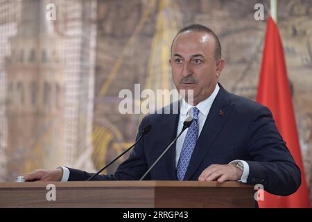 220527 -- ISTANBUL, 27 maggio 2022 -- il ministro degli Esteri turco Mevlut Cavusoglu parla a una conferenza stampa congiunta con il ministro degli Esteri polacco Zbigniew Rau non visto nella foto e il ministro degli Esteri rumeno Bogdan Aurescu non visto nella foto a Istanbul, in Turchia, il 27 maggio 2022. All'inizio della giornata, i tre ministri degli Esteri hanno tenuto una riunione tripartita per rafforzare i loro meccanismi di cooperazione e consultazione. La Turchia si aspetta che Svezia e Finlandia intraprendano passi concreti e smettano di sostenere le organizzazioni terroristiche in cambio della revoca delle obiezioni di Ankara nei confronti dei due paesi membri della NATO Foto Stock