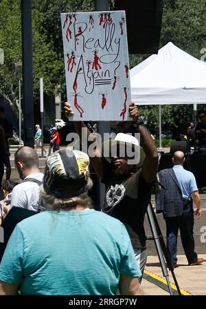 220528 -- HOUSTON, 28 maggio 2022 -- Un uomo in possesso di un cartello partecipa alla manifestazione per protestare contro la violenza armata a Houston, Texas, Stati Uniti, 27 maggio 2022. Houston, la più grande città dello stato sudoccidentale del Texas, si sta preparando per le proteste multiple che piangono per il controllo delle armi, mentre la National Rifle Association NRA dà il via al suo convegno annuale nel centro della città venerdì, pochi giorni dopo la sparatoria scolastica di Uvalde, Texas, che ha causato 21 vittime. Foto di /Xinhua U.S.-TEXAS-HOUSTON-RALLY-GUN VIOLENCE ChengyuexLao PUBLICATIONxNOTxINxCHN Foto Stock