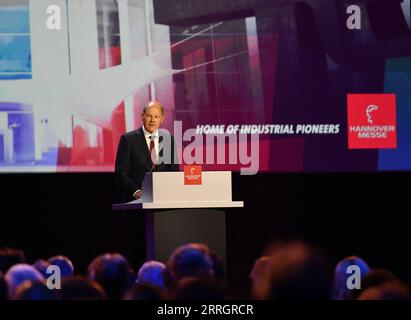 220530 -- HANNOVER, 30 maggio 2022 -- il cancelliere tedesco Olaf Scholz tiene un discorso alla cerimonia di apertura della Fiera Hannover Messe Hannover ad Hannover, Germania, 29 maggio 2022. Domenica sera si è tenuta qui la cerimonia di apertura dell'Hannover Messe, importante fiera industriale tedesca. Dopo un intervallo di due anni, Hannover Messe ha ripreso i suoi eventi offline quest'anno, con la trasformazione industriale come tema principale, incentrato sulla digitalizzazione e la sostenibilità. GERMANIA-HANNOVER-FIERA-CERIMONIA DI APERTURA RENXPENGFEI PUBLICATIONXNOTXINXCHN Foto Stock