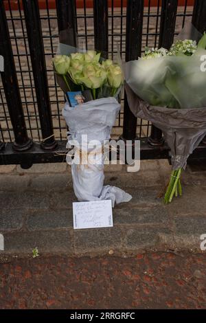 Londra, Regno Unito. 8 settembre 2023. Fiori e foto e note lasciate sui cancelli di Buckingham Palace per il primo anniversario della defunta regina Elisabetta ll Death Credit: Richard Lincoln/Alamy Live News Foto Stock