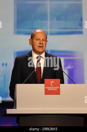 220530 -- HANNOVER, 30 maggio 2022 -- il cancelliere tedesco Olaf Scholz tiene un discorso alla cerimonia di apertura della Fiera Hannover Messe Hannover ad Hannover, Germania, 29 maggio 2022. Domenica sera si è tenuta qui la cerimonia di apertura dell'Hannover Messe, importante fiera industriale tedesca. Dopo un intervallo di due anni, Hannover Messe ha ripreso i suoi eventi offline quest'anno, con la trasformazione industriale come tema principale, incentrato sulla digitalizzazione e la sostenibilità. GERMANIA-HANNOVER-FIERA-CERIMONIA DI APERTURA RENXPENGFEI PUBLICATIONXNOTXINXCHN Foto Stock