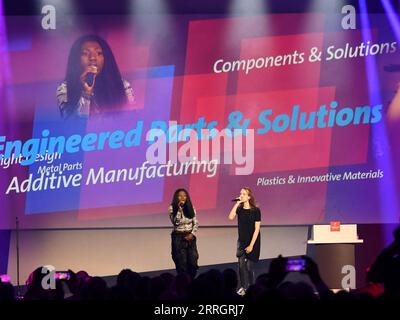 220530 -- HANNOVER, 30 maggio 2022 -- gli artisti si esibiscono alla cerimonia di apertura della Fiera Hannover Messe Hannover ad Hannover, Germania, 29 maggio 2022. Domenica sera si è tenuta qui la cerimonia di apertura dell'Hannover Messe, importante fiera industriale tedesca. Dopo un intervallo di due anni, Hannover Messe ha ripreso i suoi eventi offline quest'anno, con la trasformazione industriale come tema principale, incentrato sulla digitalizzazione e la sostenibilità. GERMANIA-HANNOVER-FIERA-CERIMONIA DI APERTURA RENXPENGFEI PUBLICATIONXNOTXINXCHN Foto Stock