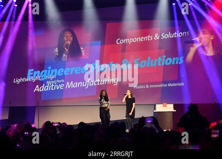 220530 -- HANNOVER, 30 maggio 2022 -- gli artisti si esibiscono alla cerimonia di apertura della Fiera Hannover Messe Hannover ad Hannover, Germania, 29 maggio 2022. Domenica sera si è tenuta qui la cerimonia di apertura dell'Hannover Messe, importante fiera industriale tedesca. Dopo un intervallo di due anni, Hannover Messe ha ripreso i suoi eventi offline quest'anno, con la trasformazione industriale come tema principale, incentrato sulla digitalizzazione e la sostenibilità. GERMANIA-HANNOVER-FIERA-CERIMONIA DI APERTURA RENXPENGFEI PUBLICATIONXNOTXINXCHN Foto Stock