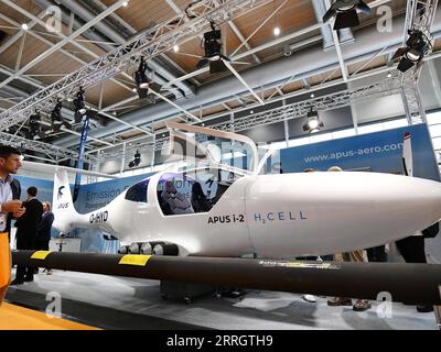 220531 -- HANNOVER, 31 maggio 2022 -- Un aereo a energia di idrogeno è visto durante la Hannover Messe di Hannover, Germania, 30 maggio 2022. Dopo un intervallo di due anni, Hannover Messe ha ripreso i suoi eventi offline quest'anno, con la trasformazione industriale come tema principale, incentrato sulla digitalizzazione e la sostenibilità. GERMANIA-HANNOVER-FIERA INDUSTRIALE RenxPengfei PUBLICATIONxNOTxINxCHN Foto Stock