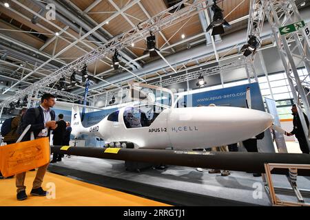 220531 -- HANNOVER, 31 maggio 2022 -- Un aereo a energia di idrogeno è visto durante la Hannover Messe di Hannover, Germania, 30 maggio 2022. Dopo un intervallo di due anni, Hannover Messe ha ripreso i suoi eventi offline quest'anno, con la trasformazione industriale come tema principale, incentrato sulla digitalizzazione e la sostenibilità. GERMANIA-HANNOVER-FIERA INDUSTRIALE RenxPengfei PUBLICATIONxNOTxINxCHN Foto Stock