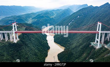 220531 -- GUIDING, 31 maggio 2022 -- foto aerea scattata il 30 maggio 2022 mostra il grande ponte di Yangbaoshan lungo l'autostrada Guiyang-Huangping nella provincia di Guizhou nella Cina sud-occidentale. L'autostrada Guiyang-Huangping è stata aperta al traffico martedì, abbreviando il tempo di percorrenza tra la città di Guiyang e la contea di Huangping della provincia di Guizhou dalle attuali 3,5 ore a circa un'ora e 20 minuti. La linea principale di questa autostrada si estende per 120,6 chilometri e collega Guizhou con la regione del delta del fiume Yangtze. CHINA-GUIZHOU-GUIYANG-HUANGPING-HIGHWAY-COMPLETION CN TAOXLIANG PUBLICATIONXNOTXINXCH Foto Stock