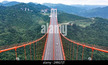 220531 -- GUIDING, 31 maggio 2022 -- foto aerea scattata il 30 maggio 2022 mostra il grande ponte di Yangbaoshan lungo l'autostrada Guiyang-Huangping nella provincia di Guizhou nella Cina sud-occidentale. L'autostrada Guiyang-Huangping è stata aperta al traffico martedì, abbreviando il tempo di percorrenza tra la città di Guiyang e la contea di Huangping della provincia di Guizhou dalle attuali 3,5 ore a circa un'ora e 20 minuti. La linea principale di questa autostrada si estende per 120,6 chilometri e collega Guizhou con la regione del delta del fiume Yangtze. CHINA-GUIZHOU-GUIYANG-HUANGPING-HIGHWAY-COMPLETION CN TAOXLIANG PUBLICATIONXNOTXINXCH Foto Stock