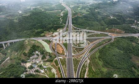 220531 -- GUIDING, 31 maggio 2022 -- foto aerea scattata il 31 maggio 2022 mostra le auto che attraversano la sezione Shangzhai dell'autostrada Guiyang-Huangping nella provincia di Guizhou nella Cina sud-occidentale. L'autostrada Guiyang-Huangping è stata aperta al traffico martedì, abbreviando il tempo di percorrenza tra la città di Guiyang e la contea di Huangping della provincia di Guizhou dalle attuali 3,5 ore a circa un'ora e 20 minuti. La linea principale di questa autostrada si estende per 120,6 chilometri e collega Guizhou con la regione del delta del fiume Yangtze. CHINA-GUIZHOU-GUIYANG-HUANGPING-HIGHWAY-COMPLETION CN TAOXLIANG PUBLICATIO Foto Stock