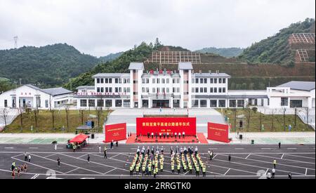 220531 -- GUIDA, 31 maggio 2022 -- foto aerea scattata il 31 maggio 2022 mostra la cerimonia di apertura dell'autostrada Guiyang-Huangping nell'area di servizio di Fuquanbei nella provincia di Guizhou nella Cina sud-occidentale. L'autostrada Guiyang-Huangping è stata aperta al traffico martedì, abbreviando il tempo di percorrenza tra la città di Guiyang e la contea di Huangping della provincia di Guizhou dalle attuali 3,5 ore a circa un'ora e 20 minuti. La linea principale di questa autostrada si estende per 120,6 chilometri e collega Guizhou con la regione del delta del fiume Yangtze. CHINA-GUIZHOU-GUIYANG-HUANGPING-HIGHWAY-COMPLETION CN TAOXLIANG PUBLICATIO Foto Stock