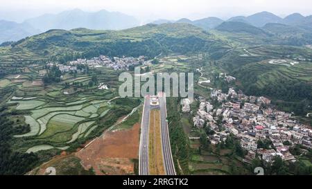 220531 -- GUIDING, 31 maggio 2022 -- foto aerea scattata il 30 maggio 2022 mostra una sezione dell'autostrada Guiyang-Huangping nella provincia di Guizhou nella Cina sud-occidentale. L'autostrada Guiyang-Huangping è stata aperta al traffico martedì, abbreviando il tempo di percorrenza tra la città di Guiyang e la contea di Huangping della provincia di Guizhou dalle attuali 3,5 ore a circa un'ora e 20 minuti. La linea principale di questa autostrada si estende per 120,6 chilometri e collega Guizhou con la regione del delta del fiume Yangtze. CHINA-GUIZHOU-GUIYANG-HUANGPING-HIGHWAY-COMPLETION CN TAOXLIANG PUBLICATIONXNOTXINXCHN Foto Stock