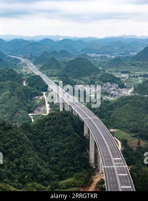 220531 -- GUIDING, 31 maggio 2022 -- foto aerea scattata il 30 maggio 2022 mostra una sezione dell'autostrada Guiyang-Huangping nella provincia di Guizhou nella Cina sud-occidentale. L'autostrada Guiyang-Huangping è stata aperta al traffico martedì, abbreviando il tempo di percorrenza tra la città di Guiyang e la contea di Huangping della provincia di Guizhou dalle attuali 3,5 ore a circa un'ora e 20 minuti. La linea principale di questa autostrada si estende per 120,6 chilometri e collega Guizhou con la regione del delta del fiume Yangtze. CHINA-GUIZHOU-GUIYANG-HUANGPING-HIGHWAY-COMPLETION CN TAOXLIANG PUBLICATIONXNOTXINXCHN Foto Stock