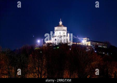 Torino, Italia - 27 marzo 2022: La chiesa di Santa Maria al Monte dei Cappuccini è una chiesa in stile tardo rinascimentale su una collina che domina il po Foto Stock