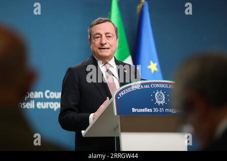 220601 -- BRUXELLES, 1 giugno 2022 -- il primo ministro italiano Mario Draghi interviene alla conferenza stampa dopo una riunione straordinaria del Consiglio europeo a Bruxelles, in Belgio, il 31 maggio 2022. BELGIO-BRUXELLES-UE-CONSIGLIO EUROPEO-VERTICE SPECIALE ZHENGXHUANSONG PUBLICATIONXNOTXINXCHN Foto Stock