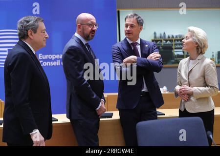 220601 -- BRUXELLES, 1 giugno 2022 -- il primo ministro italiano Mario Draghi, il presidente del Consiglio europeo Charles Michel, il primo ministro belga Alexander De Croo e la presidente della Commissione europea Ursula von der Leyen L a R Talk prima di una riunione straordinaria del Consiglio europeo a Bruxelles, in Belgio, il 31 maggio 2022. BELGIO-BRUXELLES-UE-CONSIGLIO EUROPEO-VERTICE SPECIALE ZHENGXHUANSONG PUBLICATIONXNOTXINXCHN Foto Stock