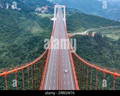 220531 -- GUIDING, 31 maggio 2022 -- foto aerea scattata il 30 maggio 2022 mostra il grande ponte di Yangbaoshan lungo l'autostrada Guiyang-Huangping nella provincia di Guizhou nella Cina sud-occidentale. L'autostrada Guiyang-Huangping è stata aperta al traffico martedì, abbreviando il tempo di percorrenza tra la città di Guiyang e la contea di Huangping della provincia di Guizhou dalle attuali 3,5 ore a circa un'ora e 20 minuti. La linea principale di questa autostrada si estende per 120,6 chilometri e collega Guizhou con la regione del delta del fiume Yangtze. CHINA-GUIZHOU-GUIYANG-HUANGPING-HIGHWAY-COMPLETION CN TAOXLIANG PUBLICATIONXNOTXINXCH Foto Stock