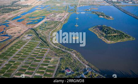 220601 -- SHIZUISHAN, 1 giugno 2022 -- foto aerea scattata il 30 maggio 2022 mostra lo scenario del lago Xinghai nella città di Shizuishan, nella regione autonoma di Ningxia Hui nella Cina nord-occidentale. CHINA-NINGXIA-XINGHAI LAKE-LANDSCAPE CN YANGXZHISEN PUBLICATIONXNOTXINXCHN Foto Stock