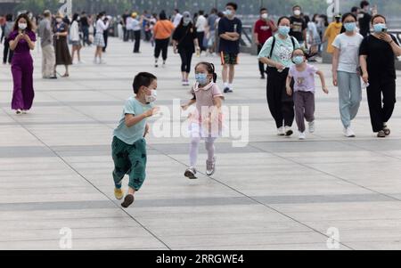 220601 -- SHANGHAI, 1 giugno 2022 -- i bambini giocano al Bund di Shanghai, Cina orientale, 1 giugno 2022. CHINA-SHANGHAI-LIFE CN JinxLiwang PUBLICATIONxNOTxINxCHN Foto Stock