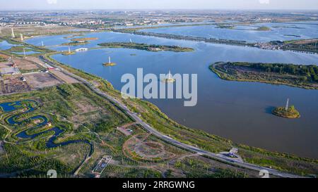 220601 -- SHIZUISHAN, 1 giugno 2022 -- foto aerea scattata il 30 maggio 2022 mostra lo scenario del lago Xinghai nella città di Shizuishan, nella regione autonoma di Ningxia Hui nella Cina nord-occidentale. CHINA-NINGXIA-XINGHAI LAKE-SCENIC CN YangxZhisen PUBLICATIONxNOTxINxCHN 220601 -- SHIZUISHAN, 1 giugno 2022 -- foto aerea scattata il 30 maggio 2022 mostra lo scenario del lago Xinghai a Shizuish IMAGO/YangxZhisen PUBLICATIONxNOTxINxCHN imago IMAGO 1012397500 Foto Stock